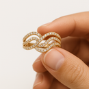 Anel Aros em Curvas Ouro 18K Cravejado em Zircônias – Luxo e Sofisticação