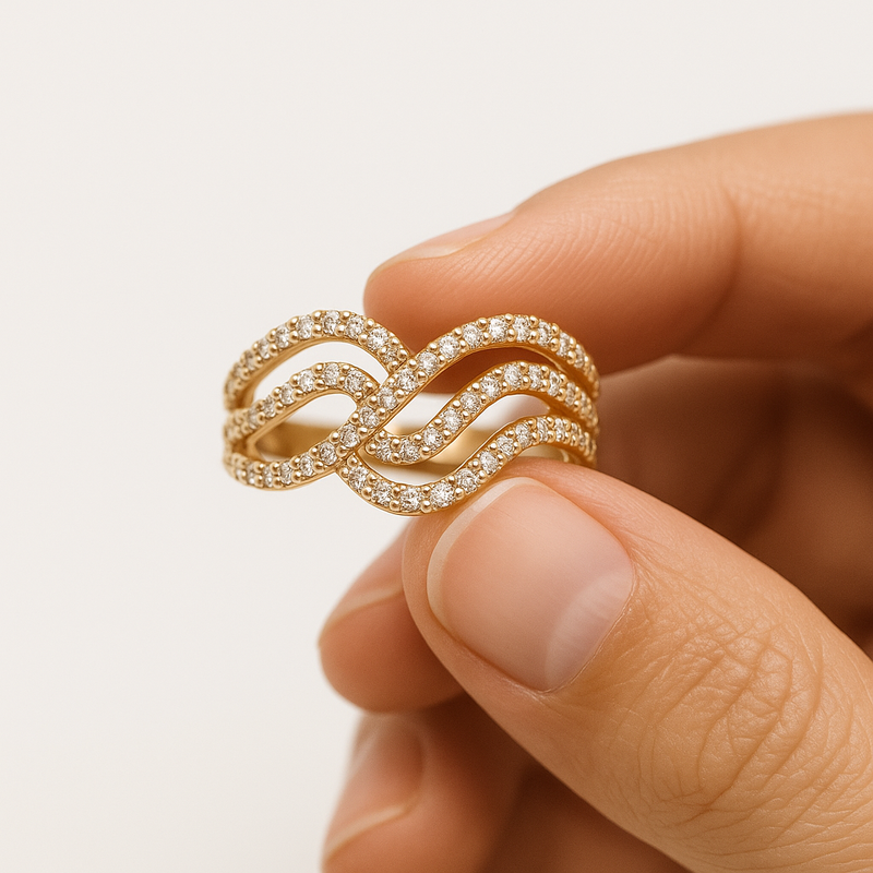 Anel Aros em Curvas Ouro 18K Cravejado em Zircônias – Luxo e Sofisticação